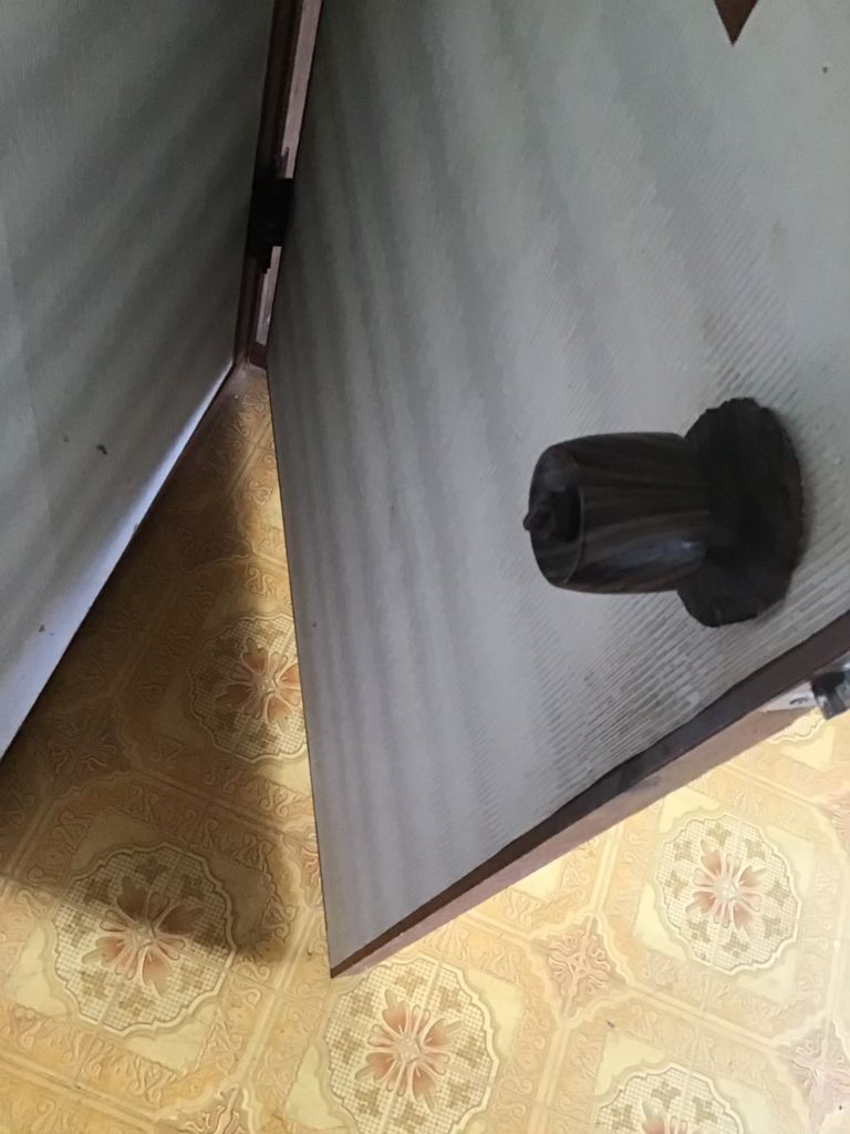 ドアノブ取替施工前