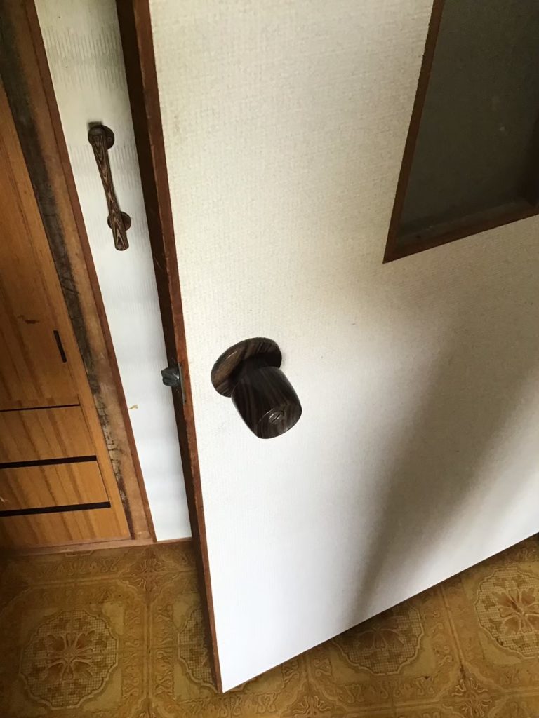 ドアノブ取替施工前