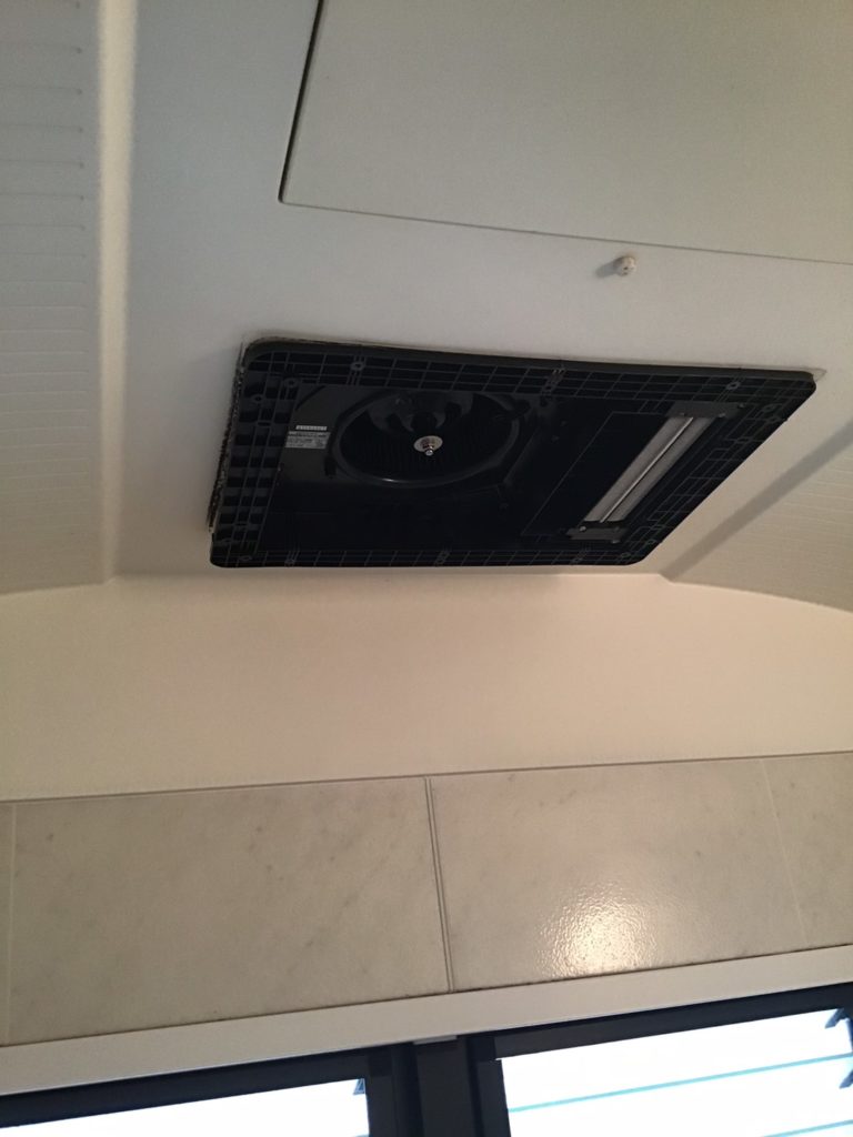 浴室換気扇交換作業中