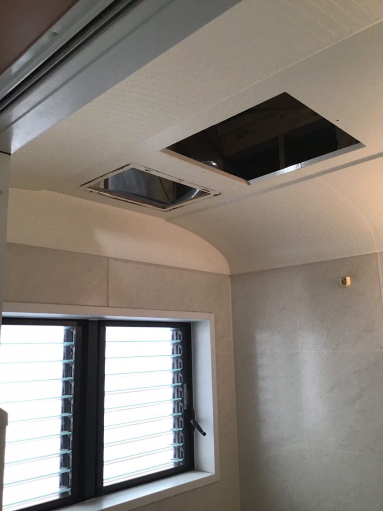 浴室換気扇交換作業中