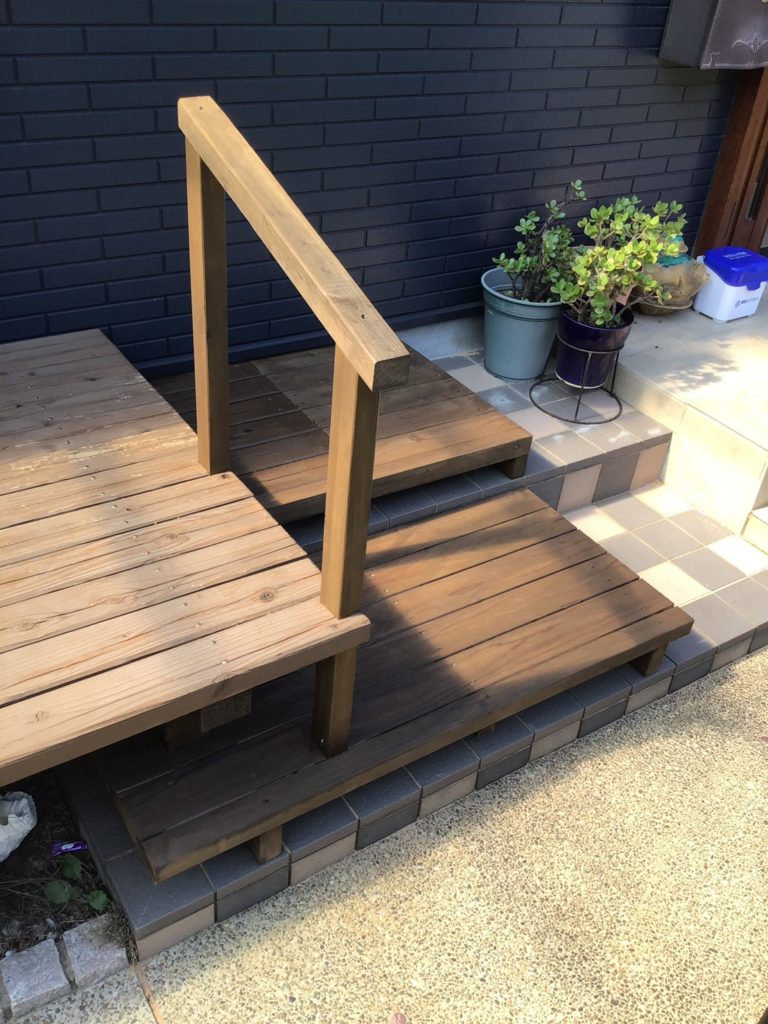 ウッドデッキ階段手すり取付後