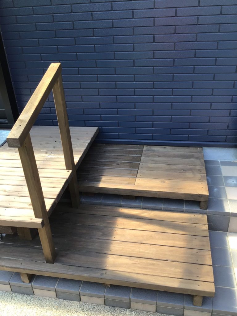 ウッドデッキ階段手すり取付後