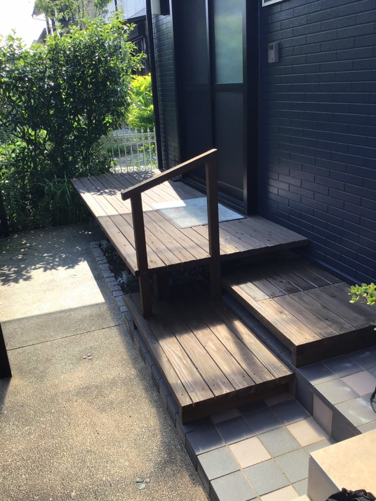 ウッドデッキ階段手すり取付後
