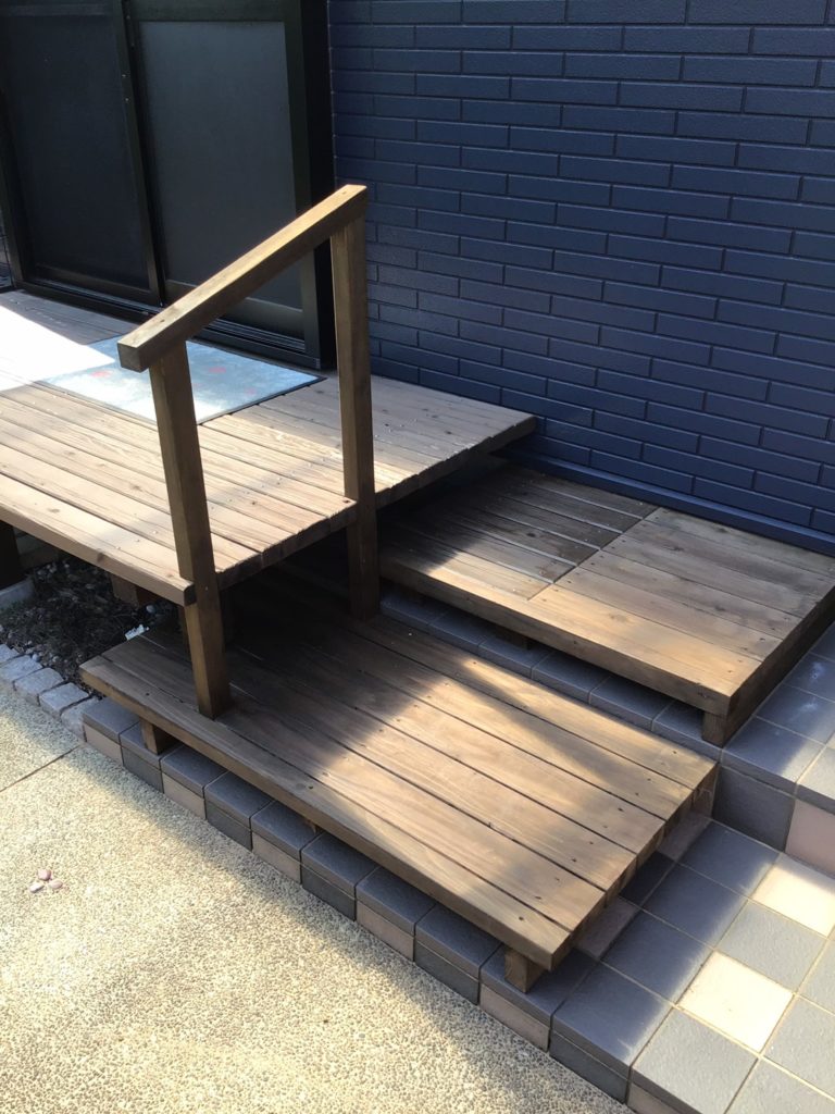 ウッドデッキ階段手すり取付後