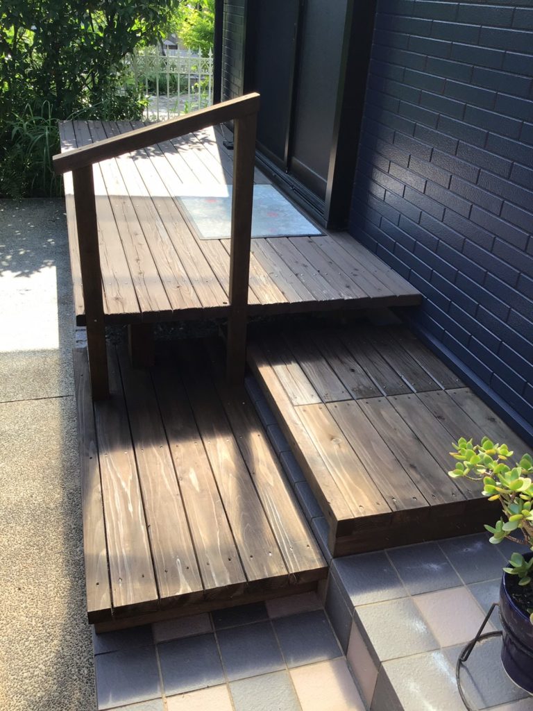 ウッドデッキ階段手すり取付後