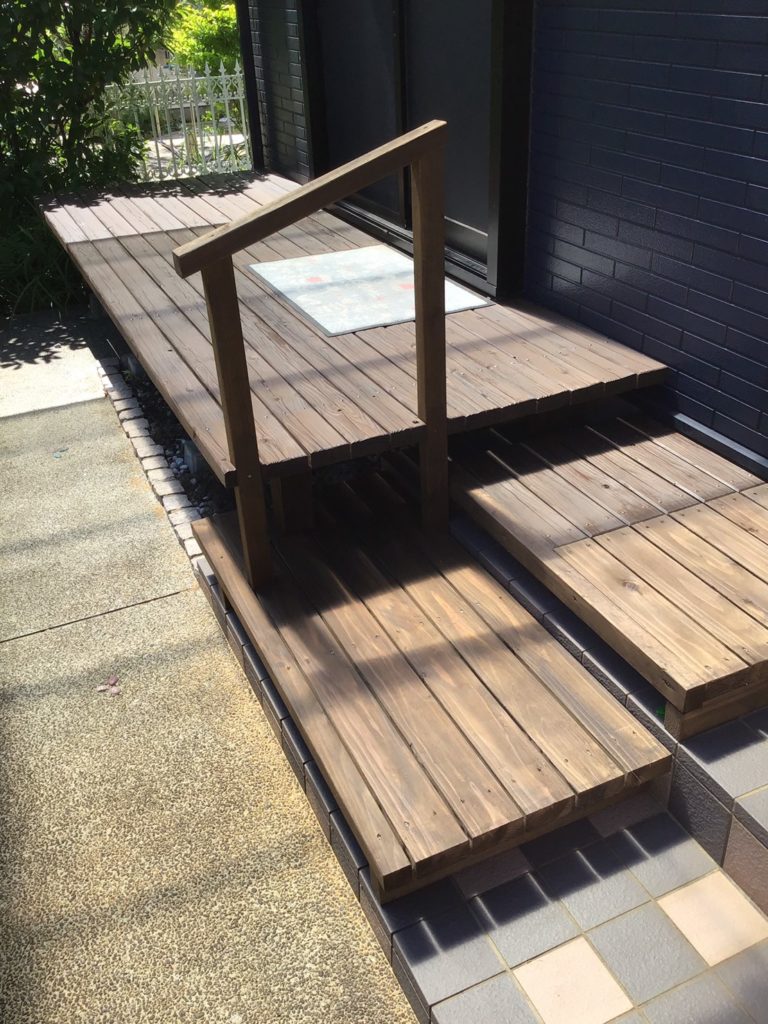 ウッドデッキ階段手すり取付後