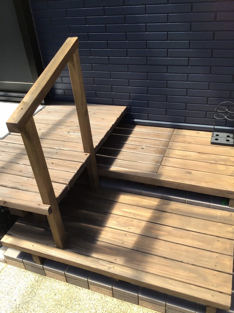 ウッドデッキ階段手すり取付後