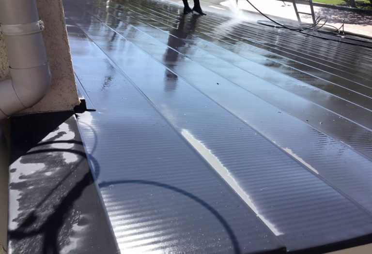 屋根塗装施工中