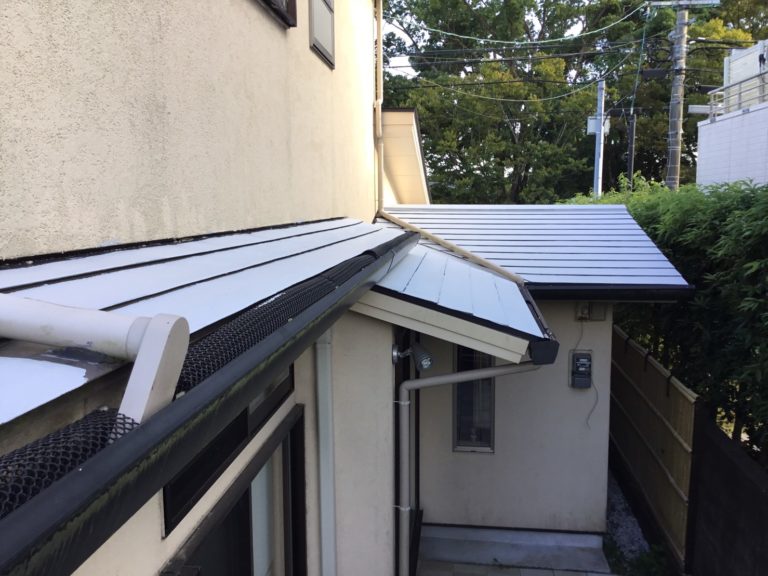 屋根塗装施工中