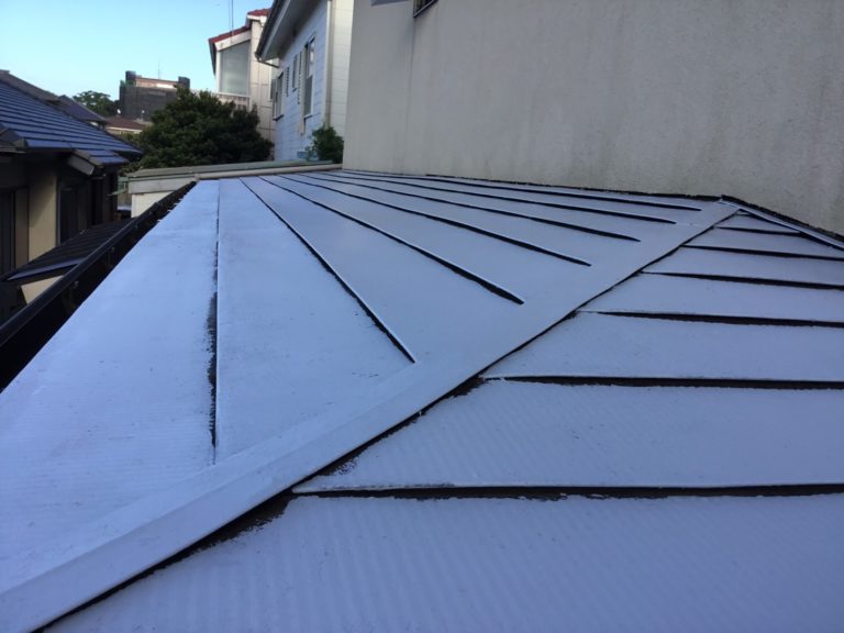 屋根塗装施工中