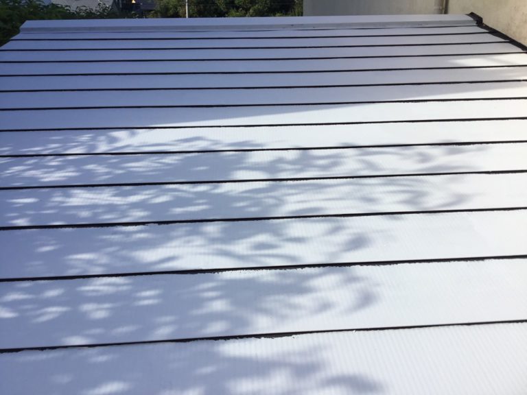 屋根塗装施工中