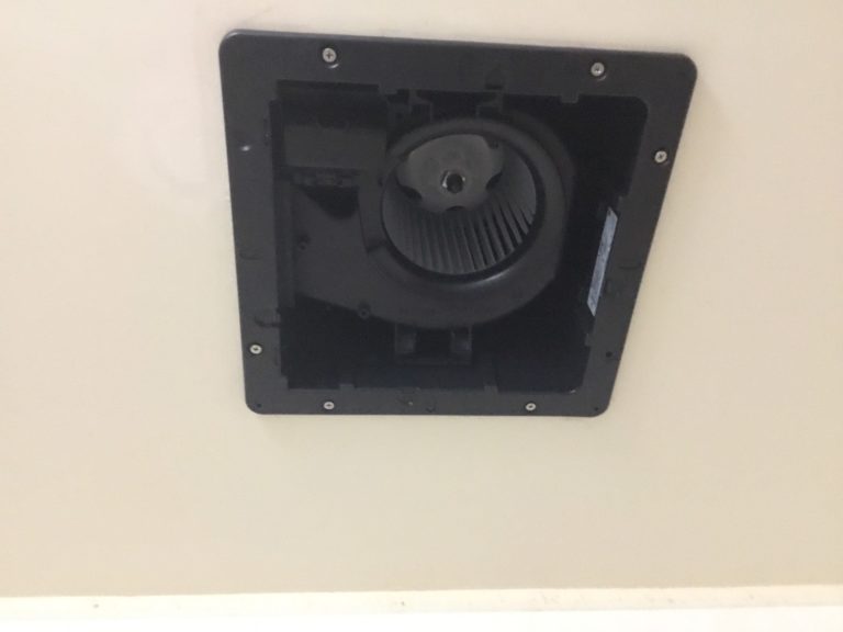 浴室換気扇交換作業中