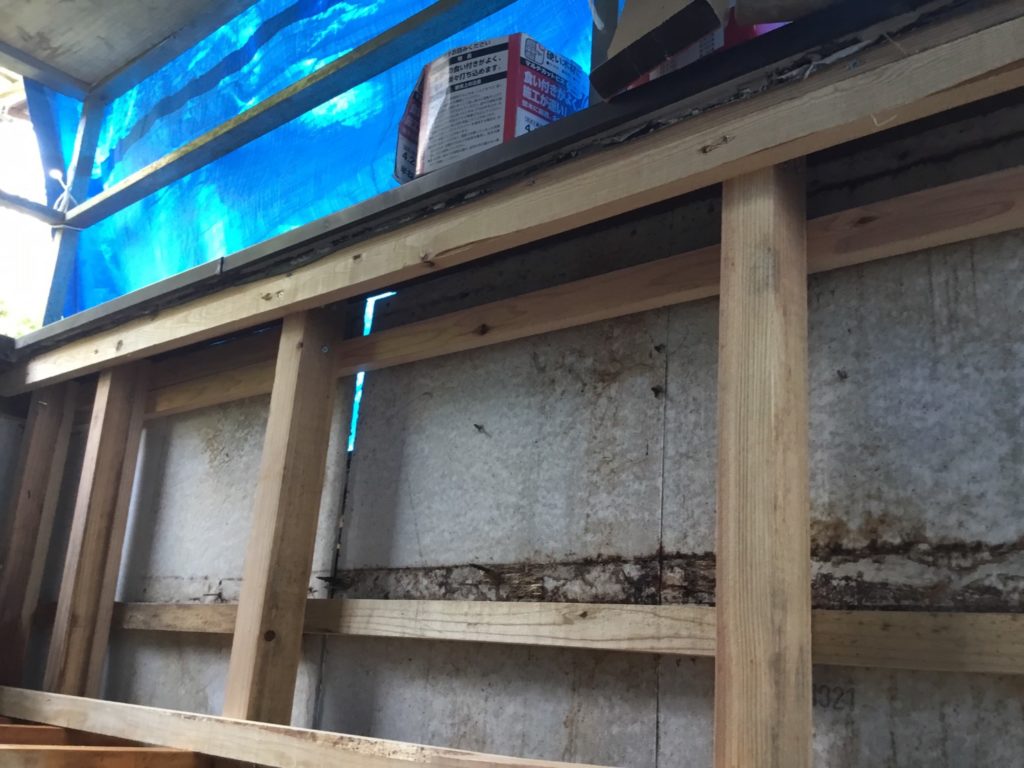 ベランダ内雨漏り補修工事施工中