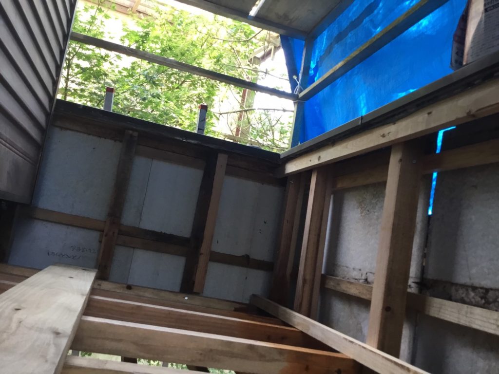 ベランダ内雨漏り補修工事施工中