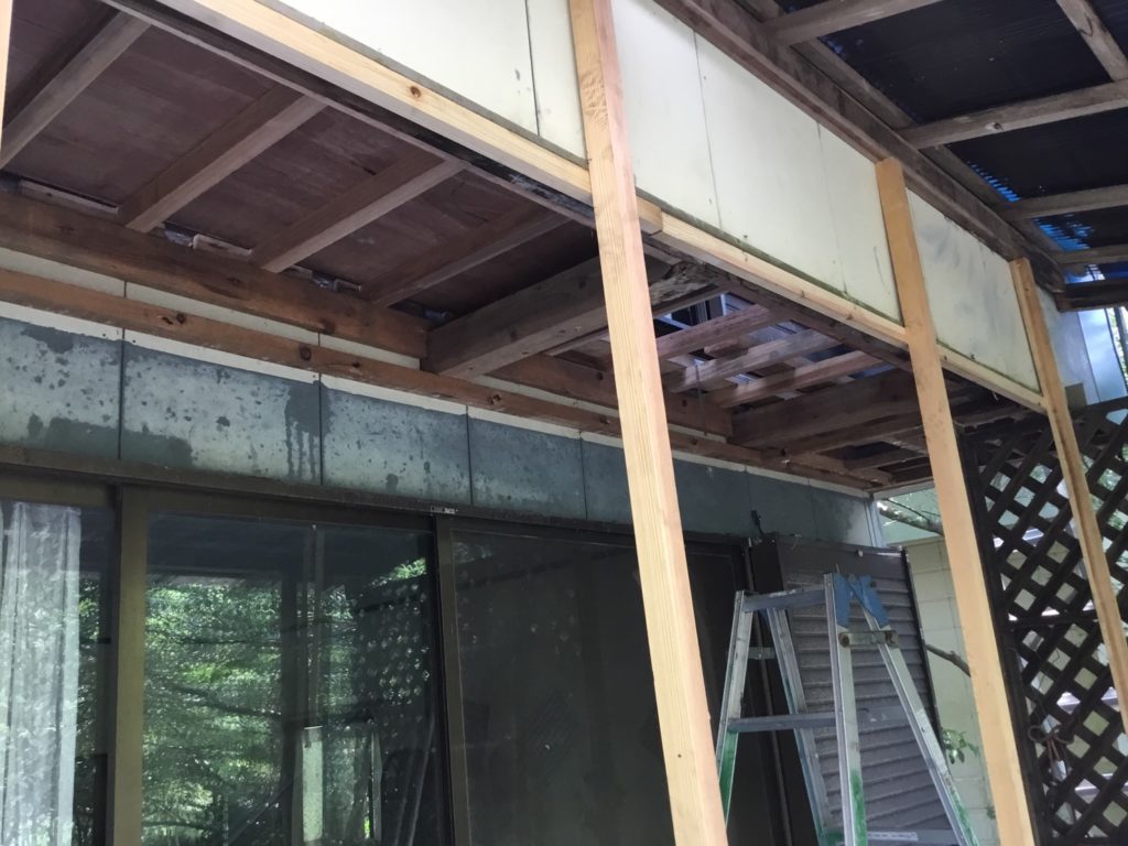 ベランダ内雨漏り補修工事施工中