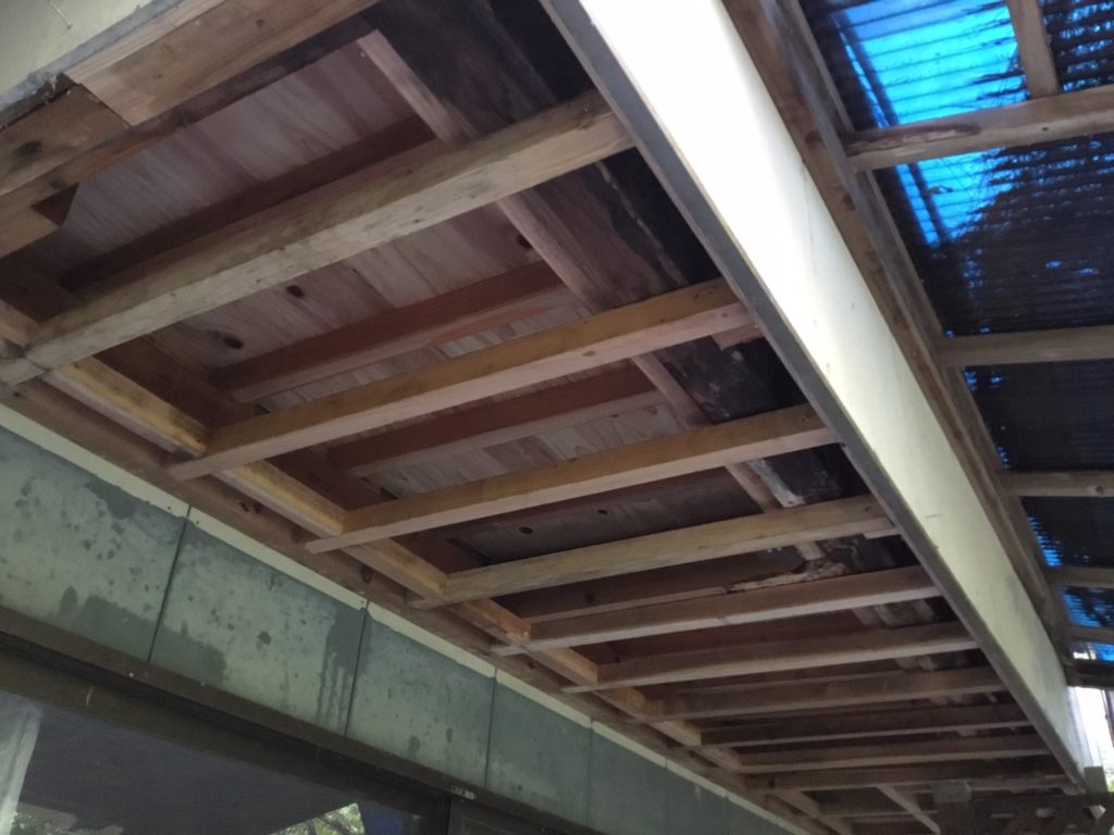 ベランダ内雨漏り補修工事施工中