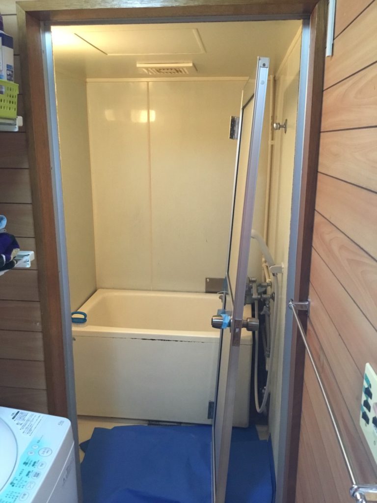 浴室開き戸交換施工中