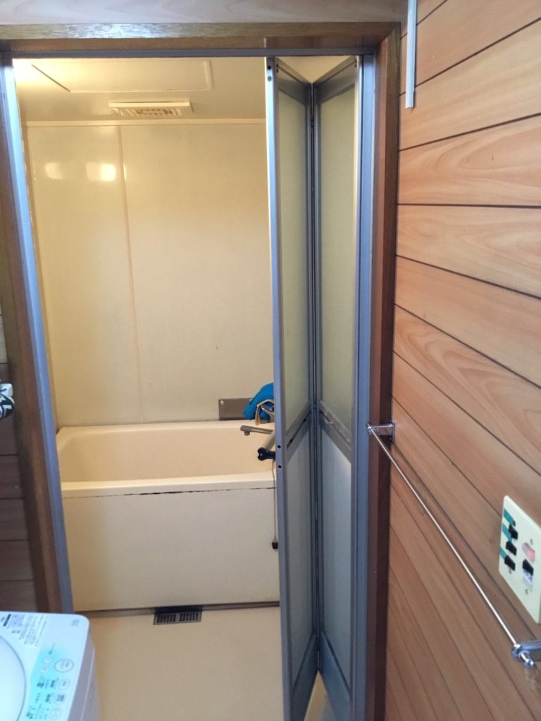 浴室開き戸交換施工前