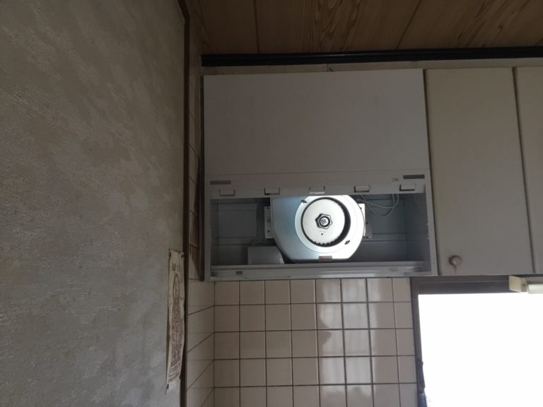 レンジフード交換中