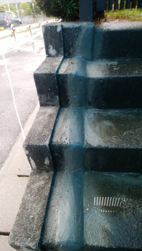 階段モルタル補修工事施工中