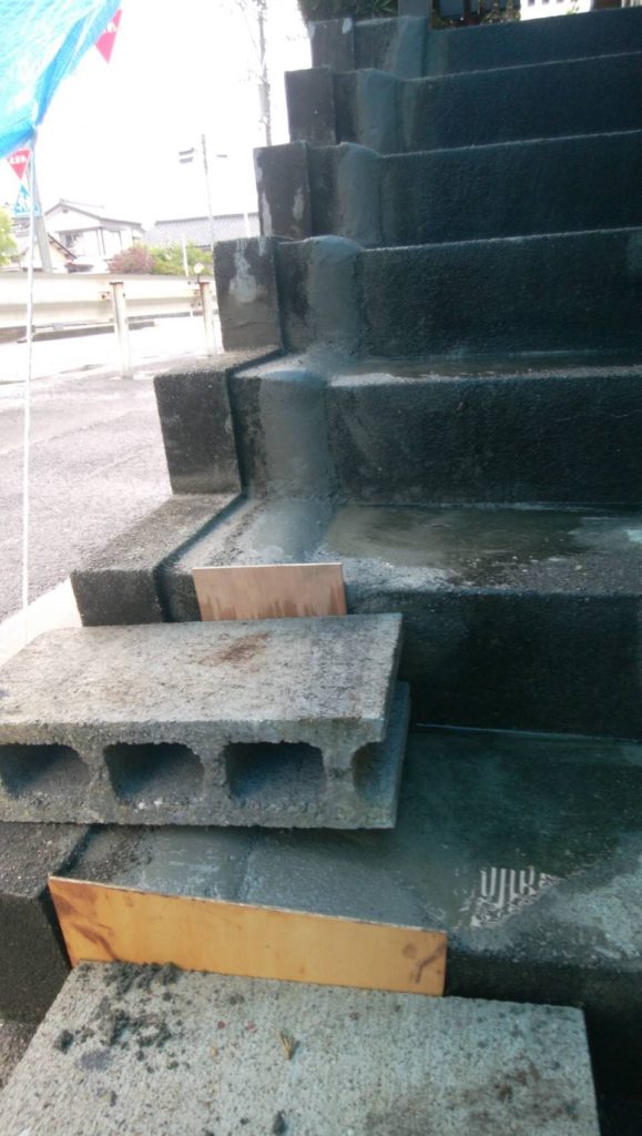 階段モルタル補修工事施工中