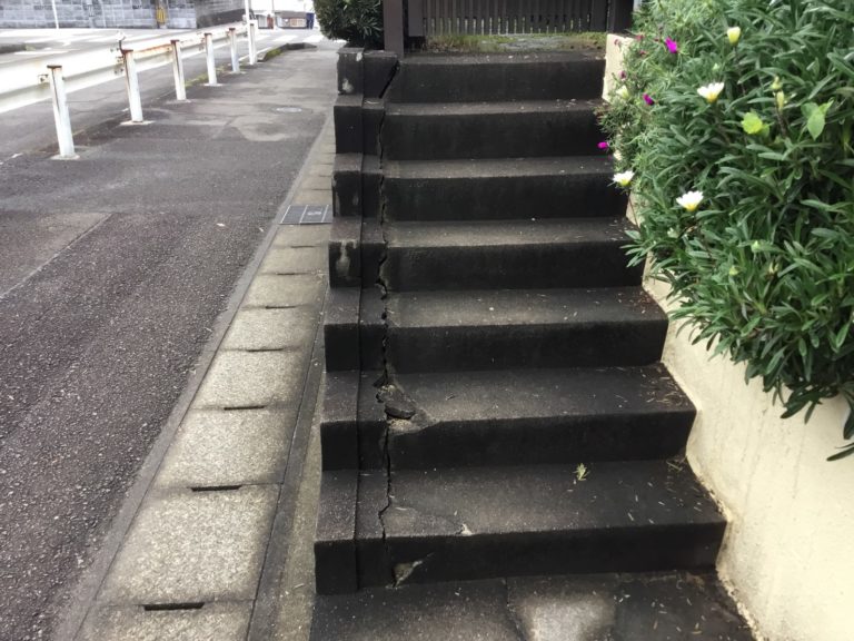 階段モルタル補修工事施工前