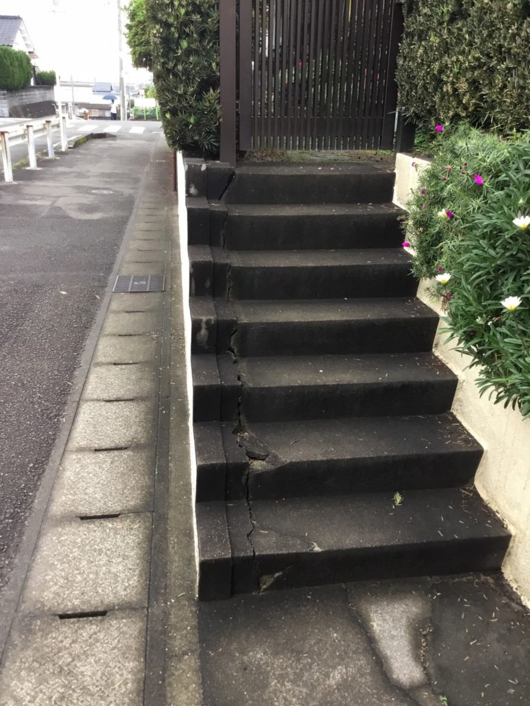 階段モルタル補修工事施工前