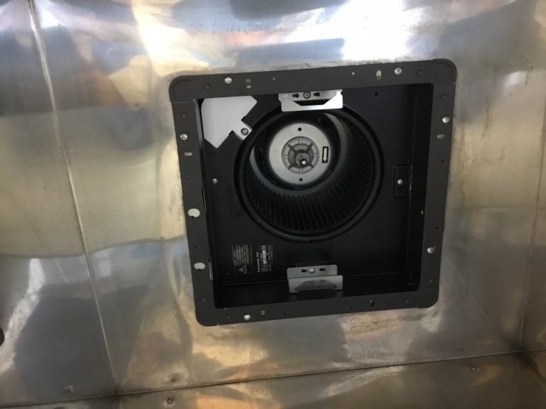 給湯室換気扇交換施工中