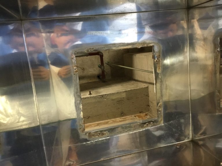 給湯室換気扇交換施工中