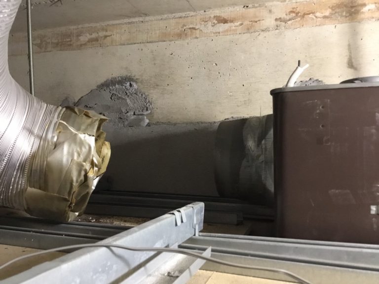 給湯室換気扇交換施工中