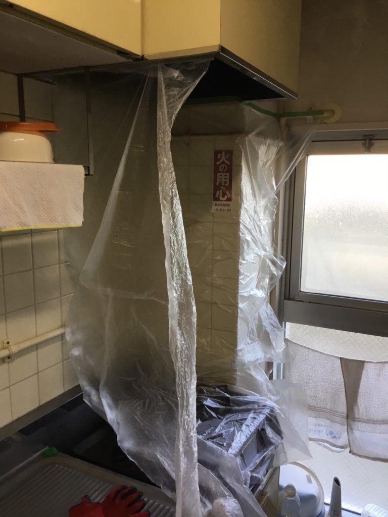 給湯室換気扇交換施工中