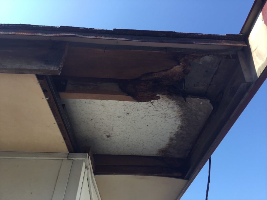 雨漏り補修施工中