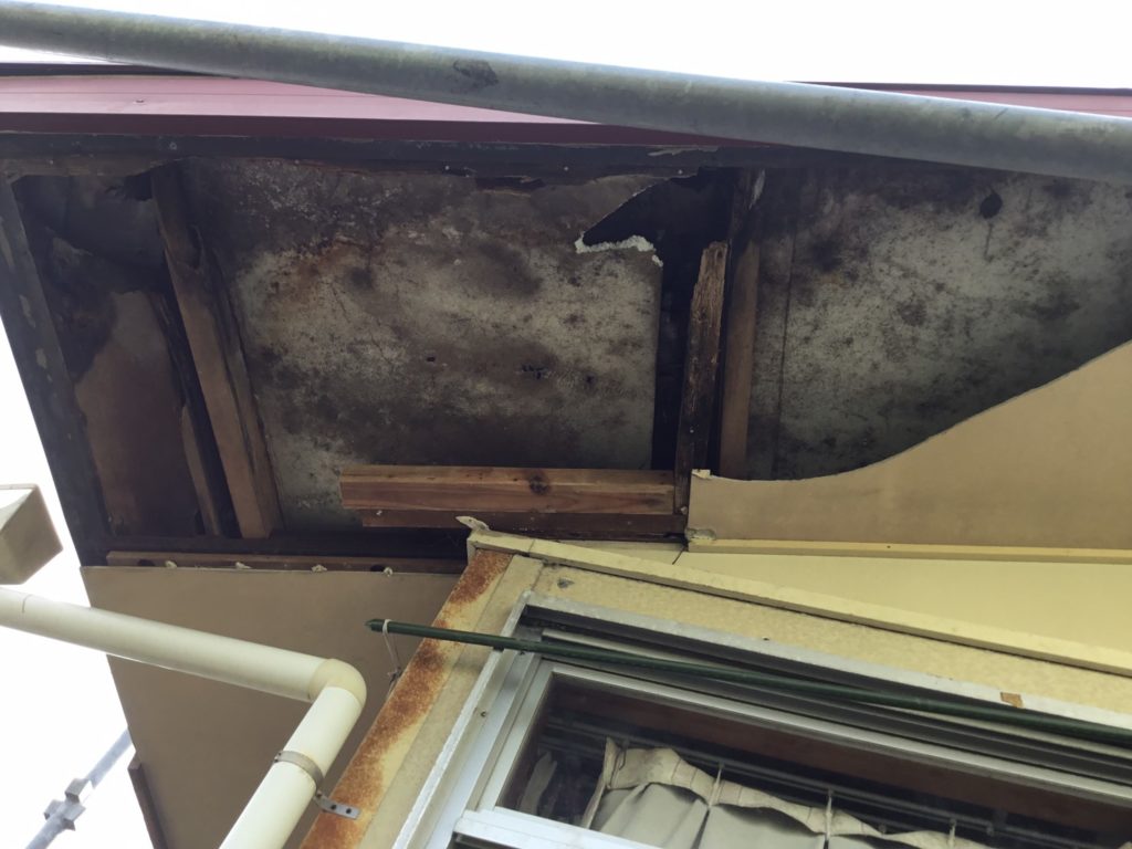 雨漏り補修施工中