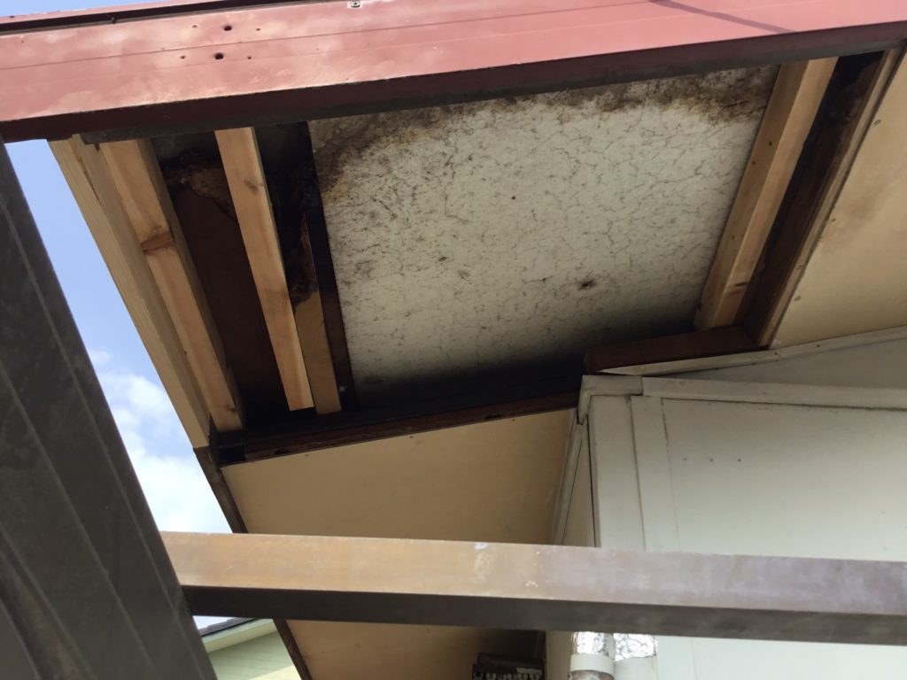 雨漏り補修施工中