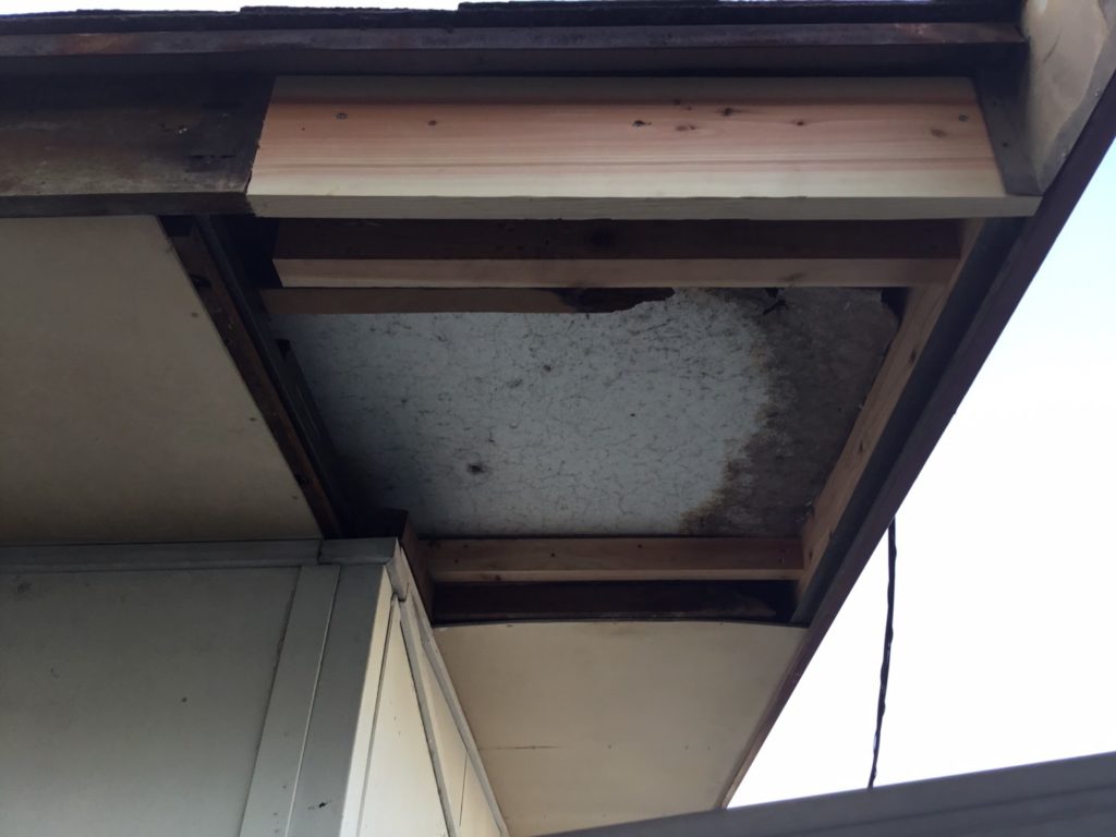 雨漏り補修施工中