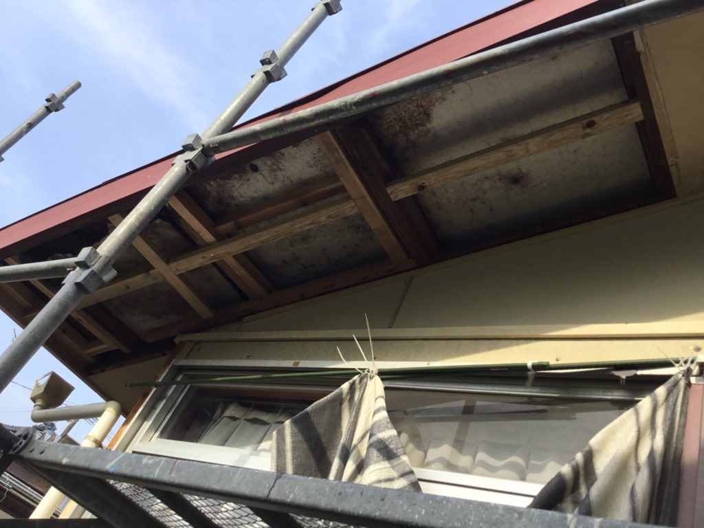 雨漏り補修施工中