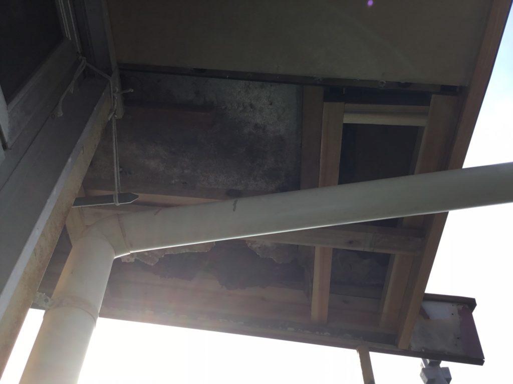 雨漏り補修施工中