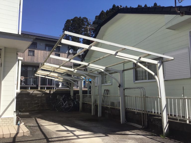 車庫波板貼替施工中