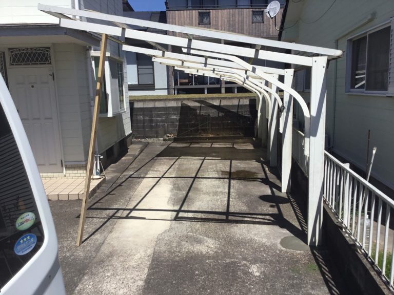 車庫波板貼替施工中