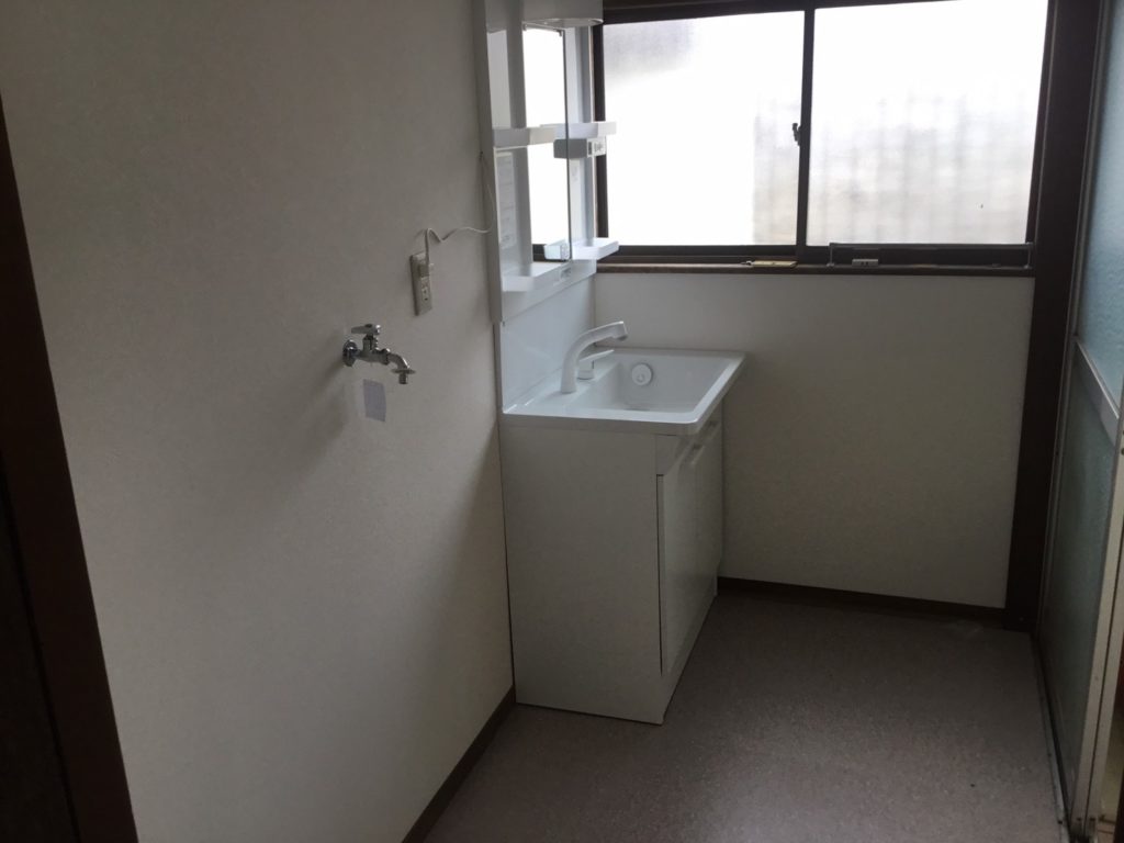 洗面脱衣所クロス・CF貼替施工後