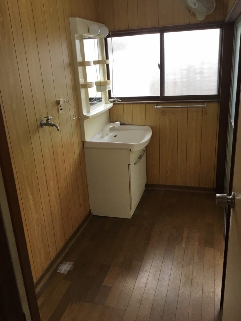 洗面脱衣所クロス・CF貼替施工前