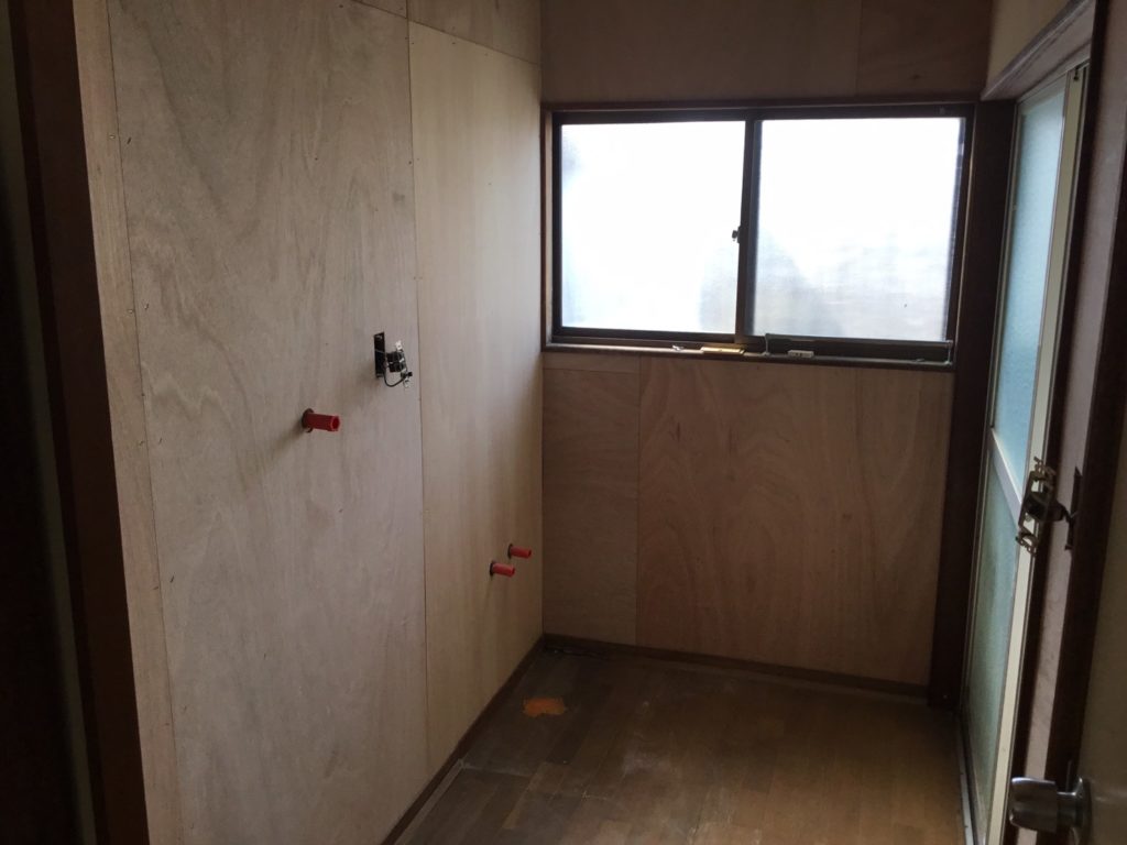 洗面脱衣所クロス・CF貼替施工中